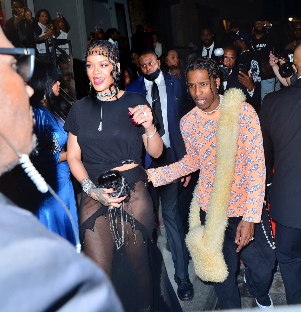 Rihanna trùm kín khi lên thảm đỏ nhưng lại quay về với váy xuyên thấu đính ren táo bạo khi trên đường rời khỏi bữa tiệc. Cô nàng được bạn trai ASAP Rocky hộ tống, anh chàng 'chất chơi' với áo tay dài hoạ tiết và cross-bag giả lông thú độc đáo.