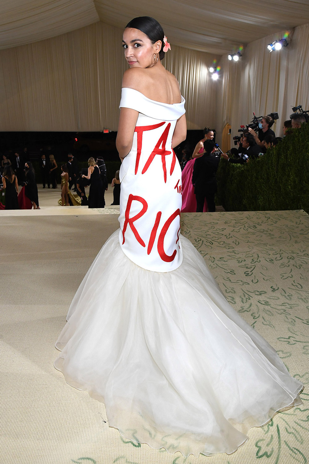 Alexandria Ocasio-Cortez diện chiếc đầm trắng với dòng biểu ngữ “Tax the Rich” mang màu sắc chính trị.