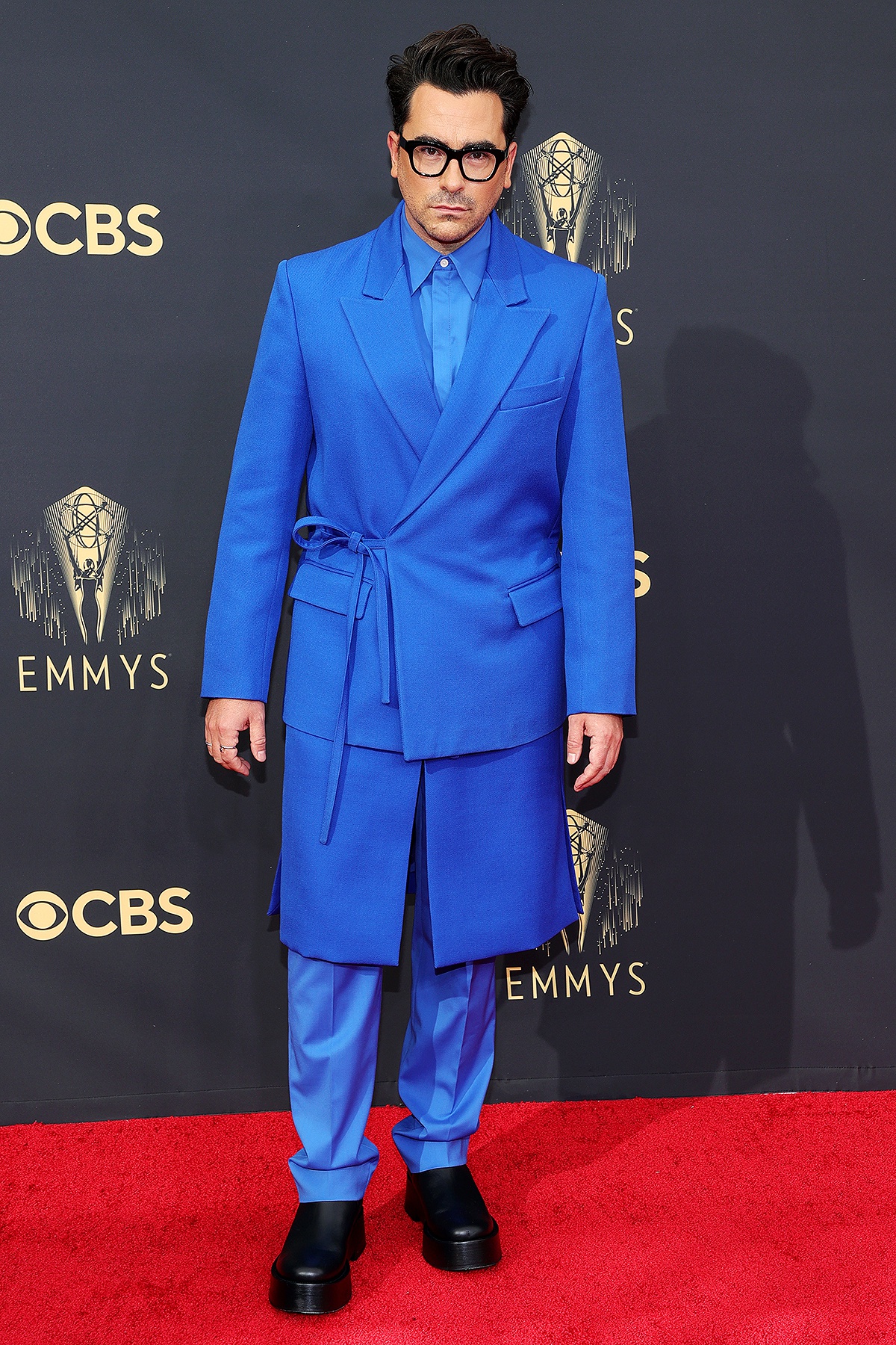 Nam diễn viên Dan Levy diện áo comple cách điệu kiểu quân đội màu xanh nổi bật. Gam màu sặc sỡ dần được yêu thích trở lại trong mùa lễ hội cuối năm.