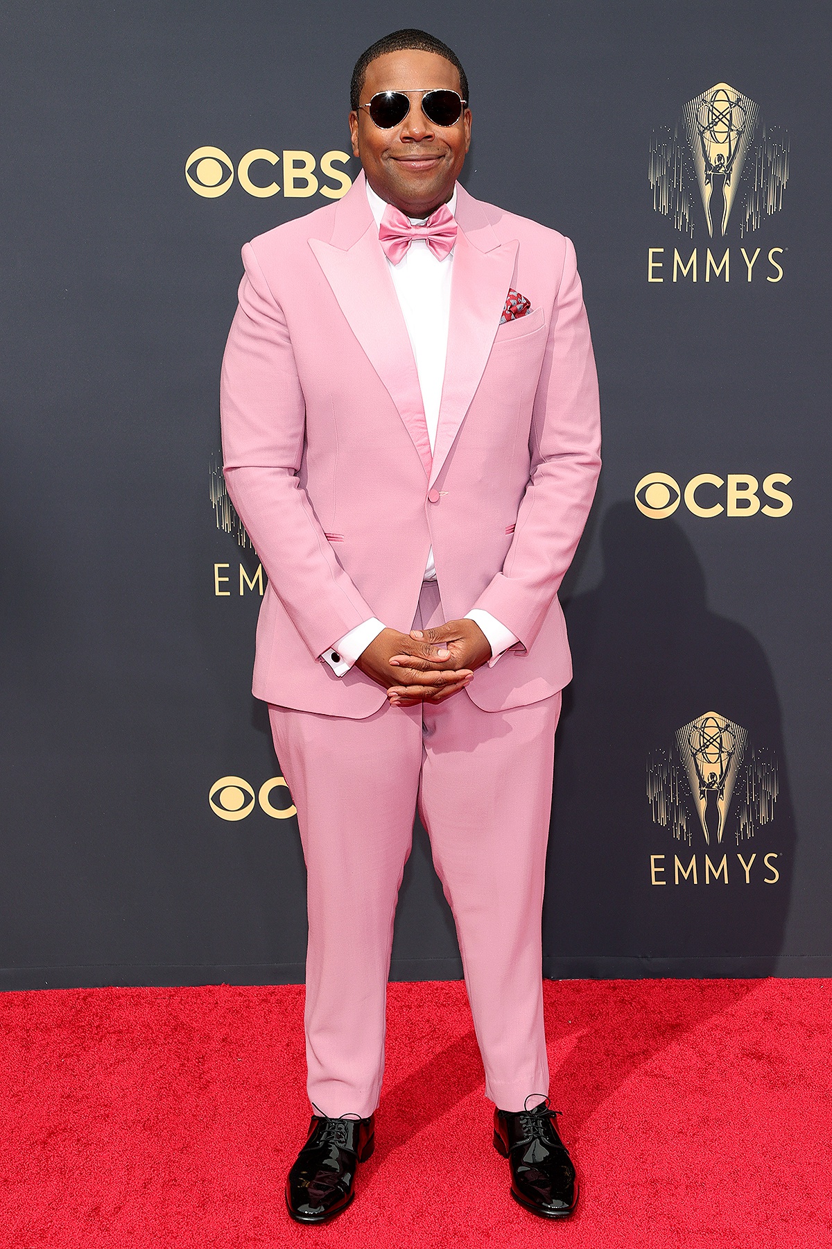 Kanan Thompson trở thành tâm điểm thảm đỏ với bộ suit màu hồng phấn, chiếc nơ hồng thắt cổ đồng điệu. Những bộ suit năm nay mang màu sắc tươi mới như thể hiện cho niềm vui của nước Mỹ sau khi chiến thắng đại dịch.