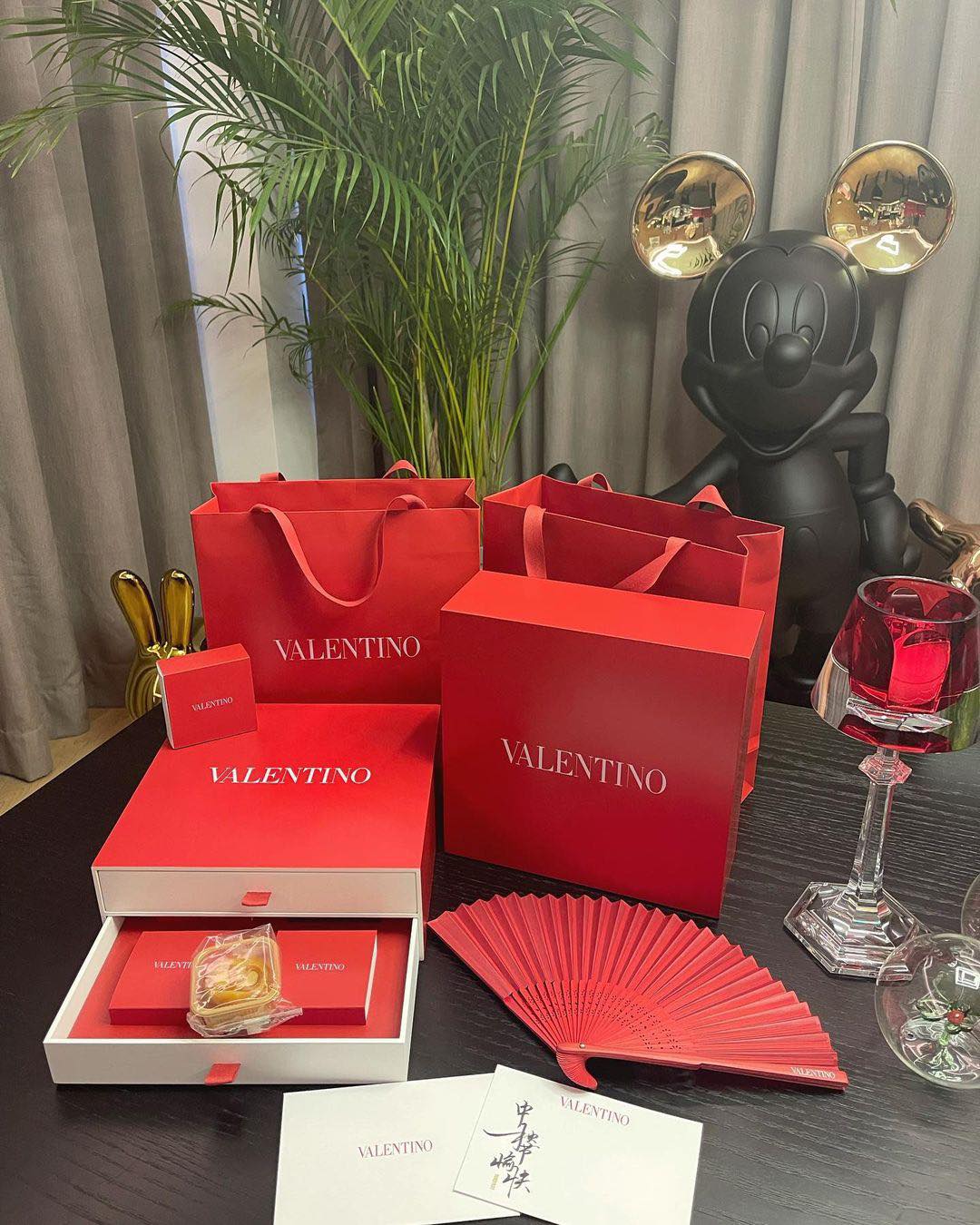 Valentino mang sắc đỏ đặc trưng của thương hiệu vào thiết kế hộp bánh.