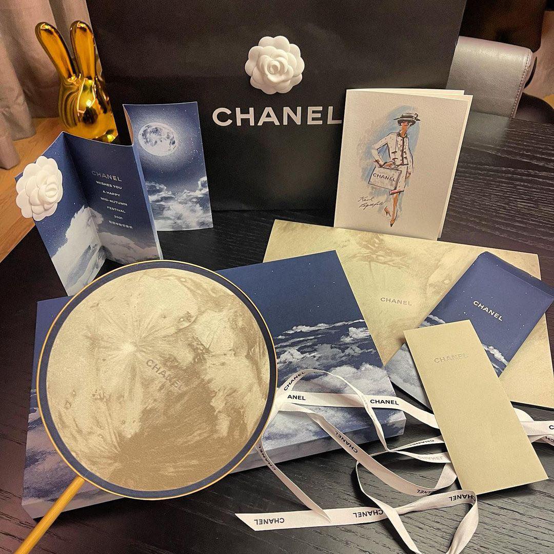 Chanel tặng quạt hình mặt trăng tròn đi kèm nhiều ấn phẩm thiết kế đẹp mắt trong hộp bánh trung thu.