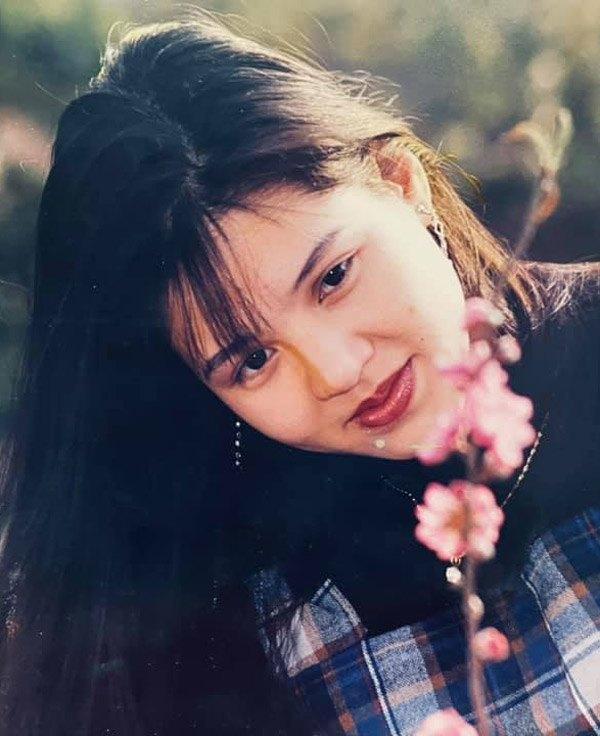 Hình ảnh của MC Diễm Quỳnh vào những năm 2000 khiến khán giả bất ngờ, cô nàng sở hữu nhan sắc thanh tú, xinh đẹp không thua kém ai. Biên tập viên 49 tuổi còn được gọi với danh xưng 'Hoa khôi VTV'.