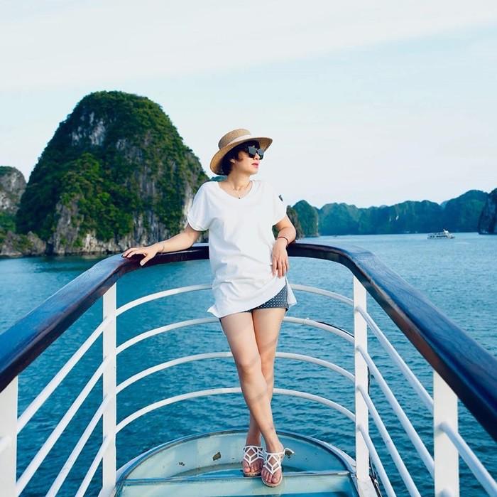 Khi đi du lịch, nữ MC 49 tuổi diện những món đồ cơ bản như áo thun trắng, quần short vô cùng trẻ trung.