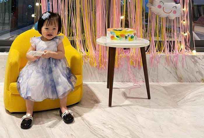 Suchin diện váy và giày Dior hơn 50 triệu đồng trong ngày sinh nhật 1 tuổi.