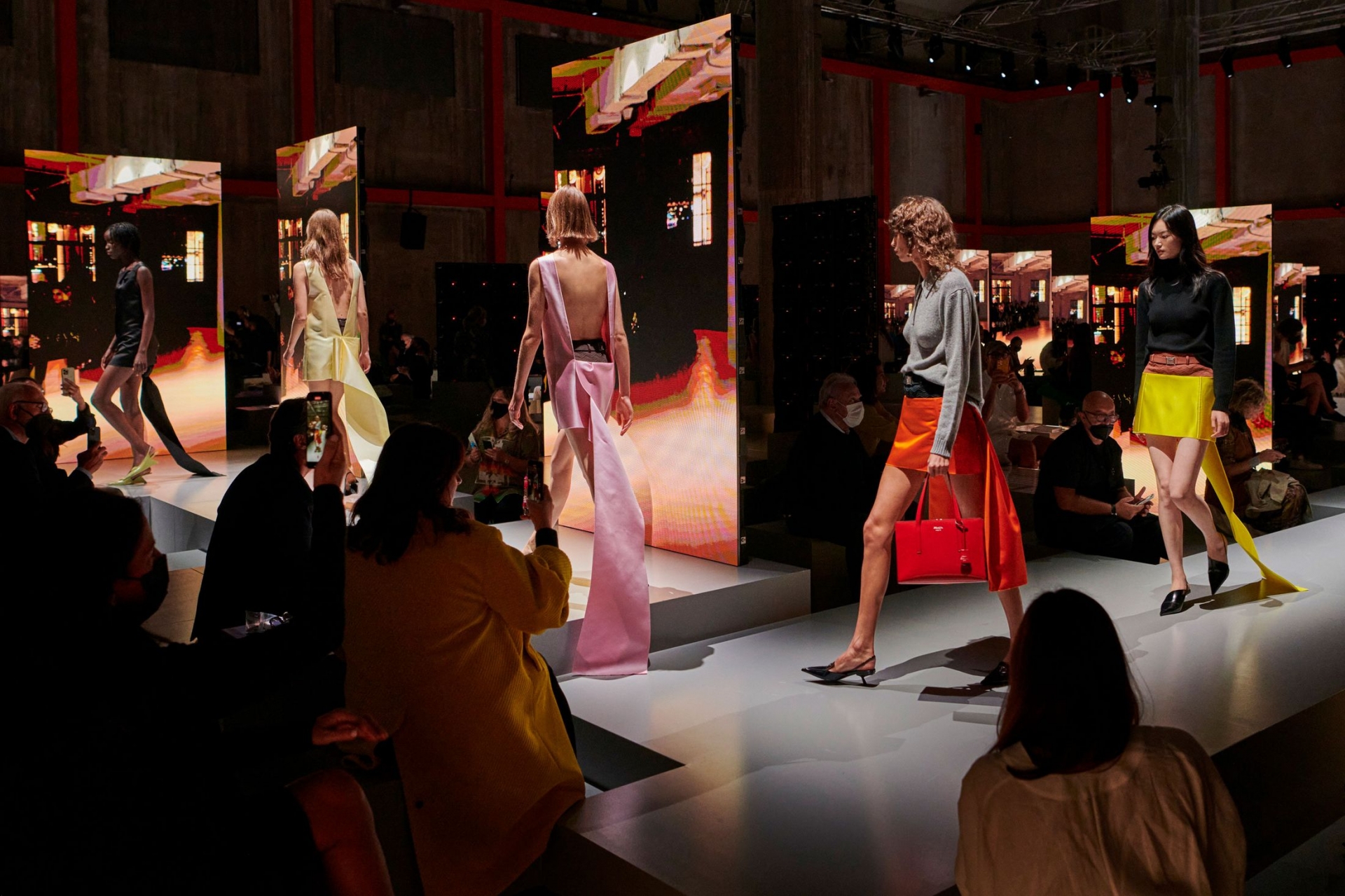 Khán giả tham dự show ở ở Milan, một trong 4 kinh đô thời trang lớn nhất thế giới sẽ được chiêm ngưỡng những thiết kế được trình diễn bởi người mẫu Trung Quốc cùng lúc ở màn hình lớn đặt ở nhiều góc của sàn diễn.