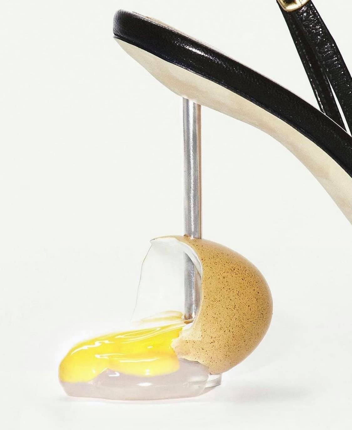 Một hình ảnh độc đáo khác với trái trứng gà bị vỡ trên gót giày.