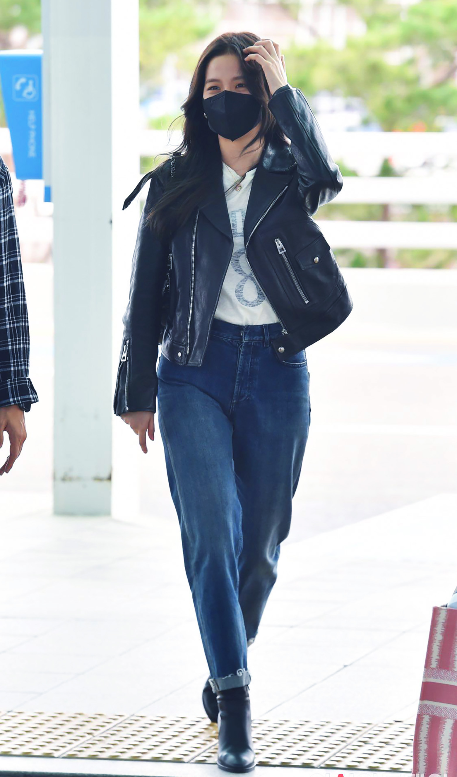 Jisoo mang khí chất girl-punk của Dior khi phối quần baggy jeans với áo phông và áo khoác da dáng biker.