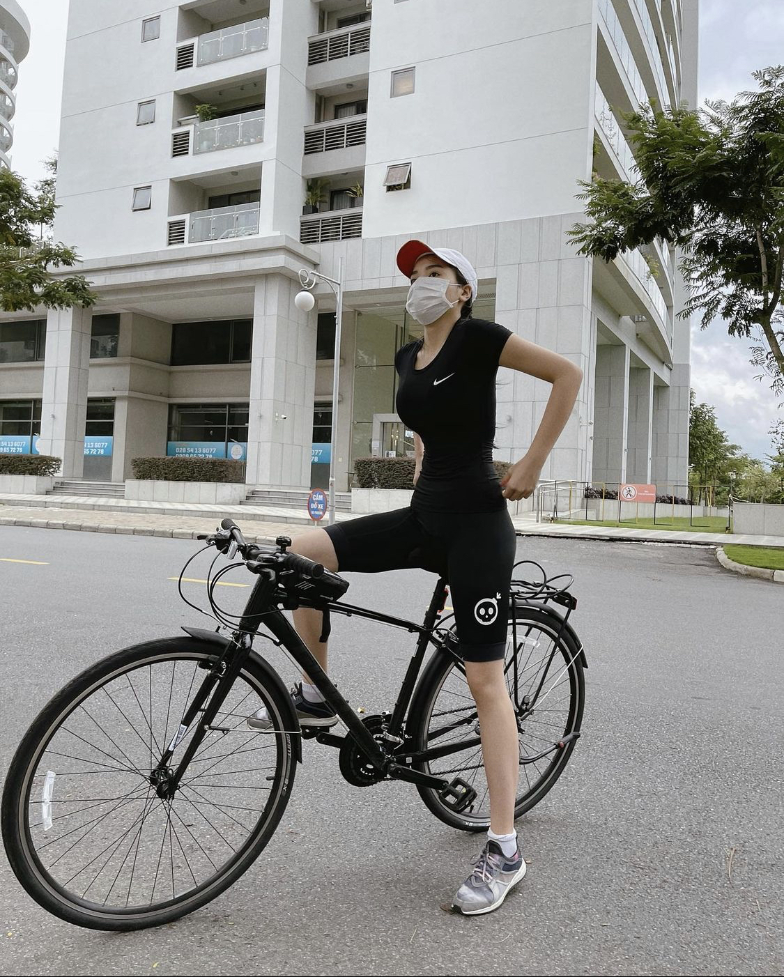 Hoa hậu Kỳ Duyên khoe phong cách thể thao với áo phông, quần biker khi đạp xe thể dục ra phố. 