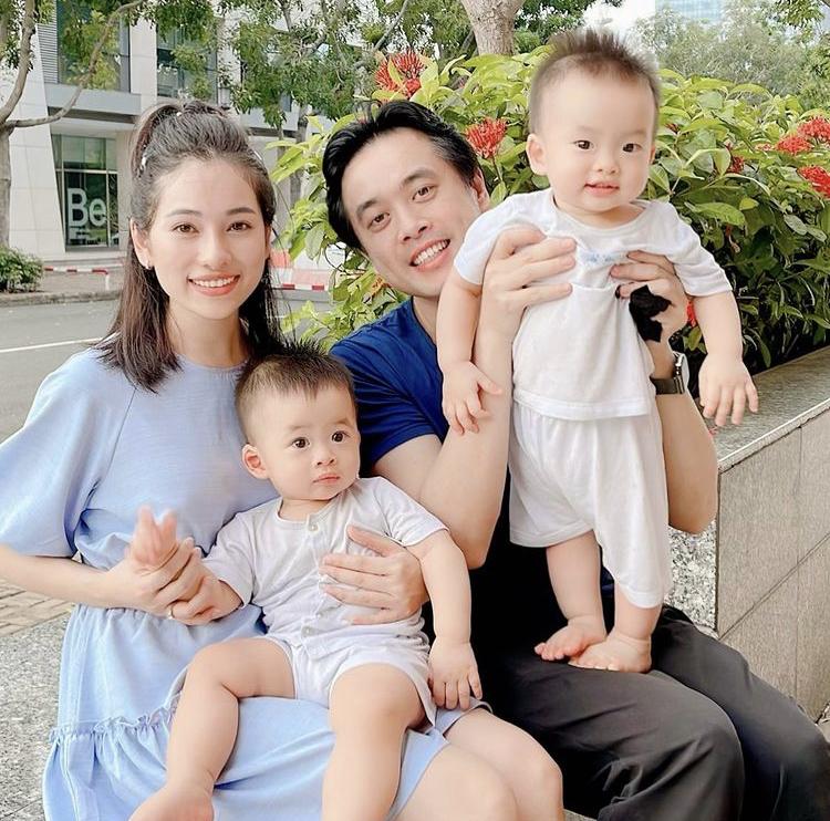 Gia đình Dương Khắc Linh cũng khoe 'nhẹ' bức ảnh hạnh phúc cùng nữ ca sĩ Sara Lưu và 2 nhóc tỳ song sinh đáng yêu dưới sảnh chung cư. 