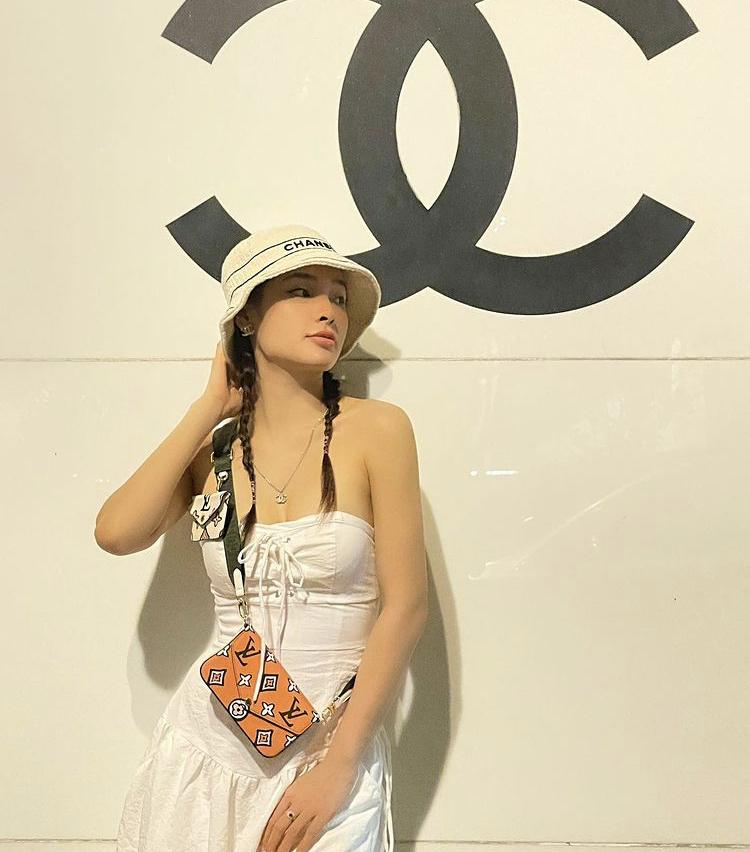 Phương Trinh Jolie khoe mặt mộc xuống phố, đón nắng trong chiếc váy hai dây trẻ trung, nữ tính. Cô nàng phối cùng mũ Chanel và mini cross bag của LV.