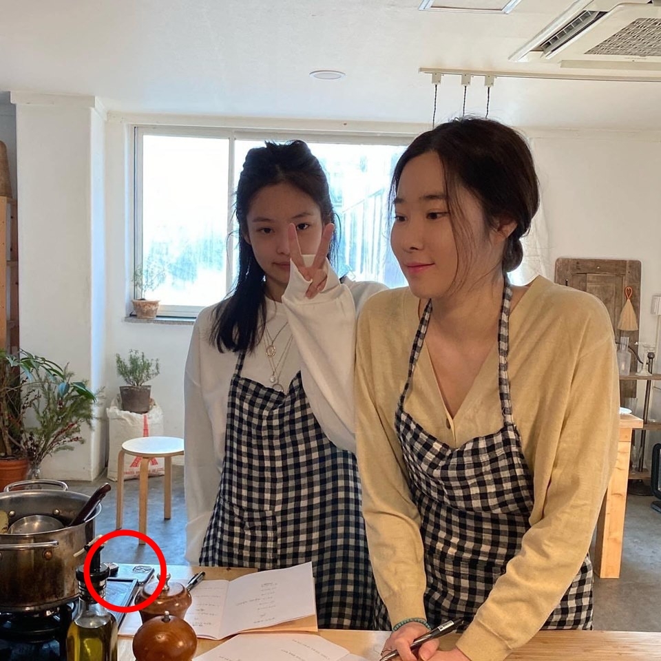 Thậm chí, Jennie trong một bức ảnh đáng yêu khoe khoảnh khắc vào bếp cùng phải đành xóa đi vì bên góc trái là chiếc Iphone được đặt trên bàn. Dù hình ảnh không rõ ràng nhưng cô nàng vẫn kỹ càng xoá đi thì tốt hơn.