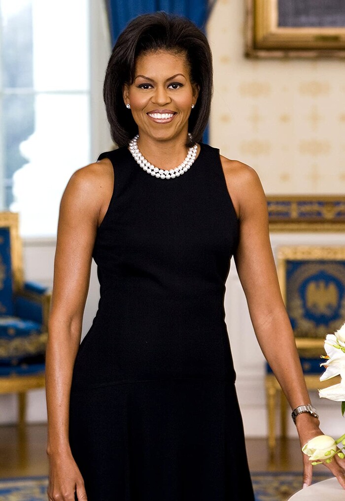 Vì muốn tạo dựng hình ảnh cá tính, Michelle quyết định mặc váy đen sát nách phối cùng vòng ngọc trai cho bức chân dung tại nhà trắng, song nó nhận nhiều ý kiến trái chiều vì bị cho rằng không đủ lịch sự.