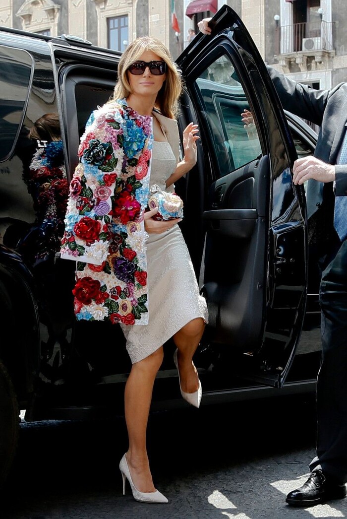 Tháng 5/2021, Melania Trump diện mẫu áo khoác xa xỉ hơn 1 tỷ đồng đến hội nghị thượng đỉnh G7 ở Ý. Chiếc áo cao hơn tiền lương 1 năm của đại đa số người dân nước Mỹ.