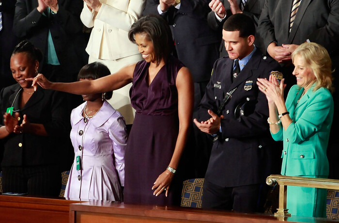 Michelle Obama diện mẫu váy sát nách với chi tiết bèo nhún nữ tính màu tím trong phiên họp Quốc hội tháng 2/2009. Trong khi các phu nhân xung quanh đều thể hiện sự thanh lịch với áo tay dài, kín đáo thì lựa chọn phóng khoáng của bà bị đánh giá là thiếu đi sự trịnh trọng.