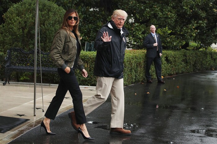 Bà Trump lại thiếu tế nhị khi đi đôi giày cao gót hàng hiệu đắt tiền đến nơi xảy ra thảm họa thiên nhiên vào tháng 8/2021.