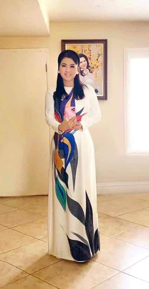Dù phong cách thường ngày trẻ trung cá tính đến đâu nhưng khi đi hát, Phương Loan vẫn chọn diện chiếc áo dài nền nã, đậm đà bản sắc dân tộc.