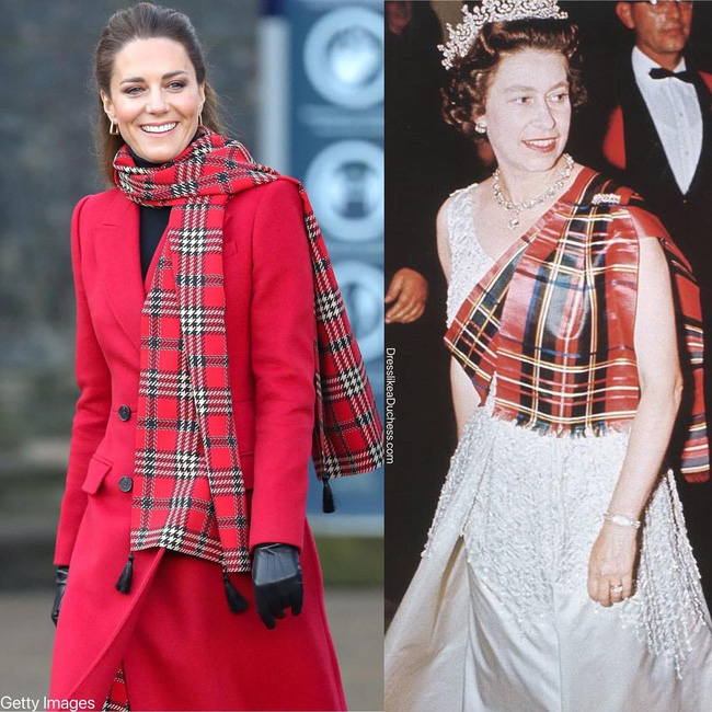 Nữ hoàng Anh từng sử dụng chiếc khăn họa tiết kẻ sọc màu đỏ phối cùng váy dạ hội trắng. Công nương Kate đã học hỏi điều này để tạo nên outfit ấn tượng, cá tính hơn.