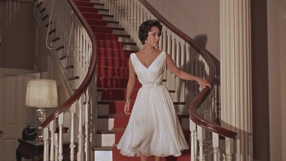 Minh tinh 'mắt tím' Liz Taylor quyến rũ, sang trọng với chiếc váy trắng xẻ sâu táo bạo.