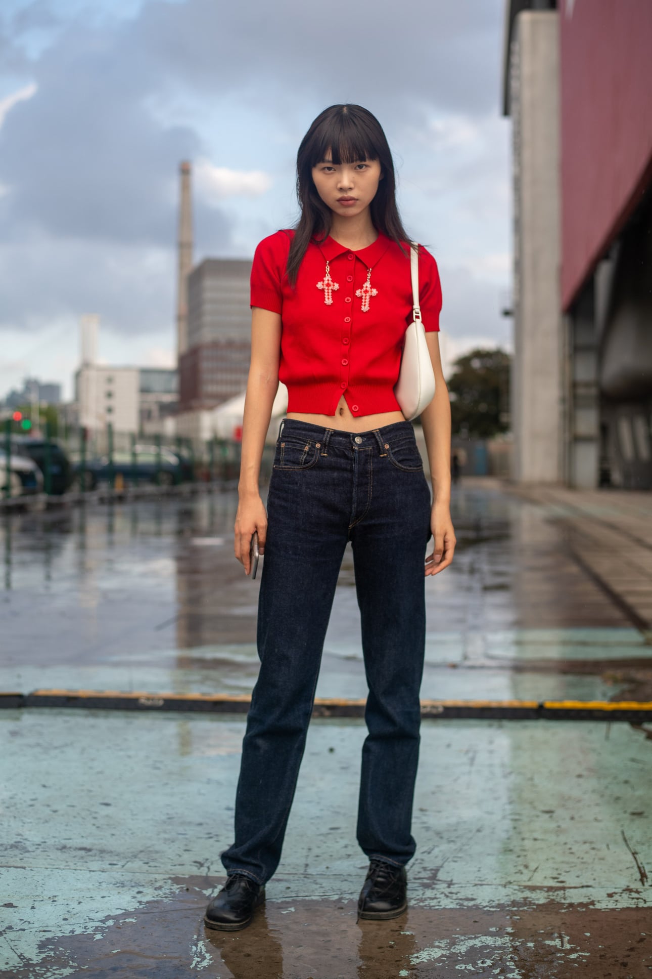 Quần jeans cạp cao và cardigan croptop sắc đỏ, đậm chất Trung Hoa, cô gái ăn bận đơn giản nhưng vẫn cực kỳ thu hút vì vóc dáng  chuẩn.