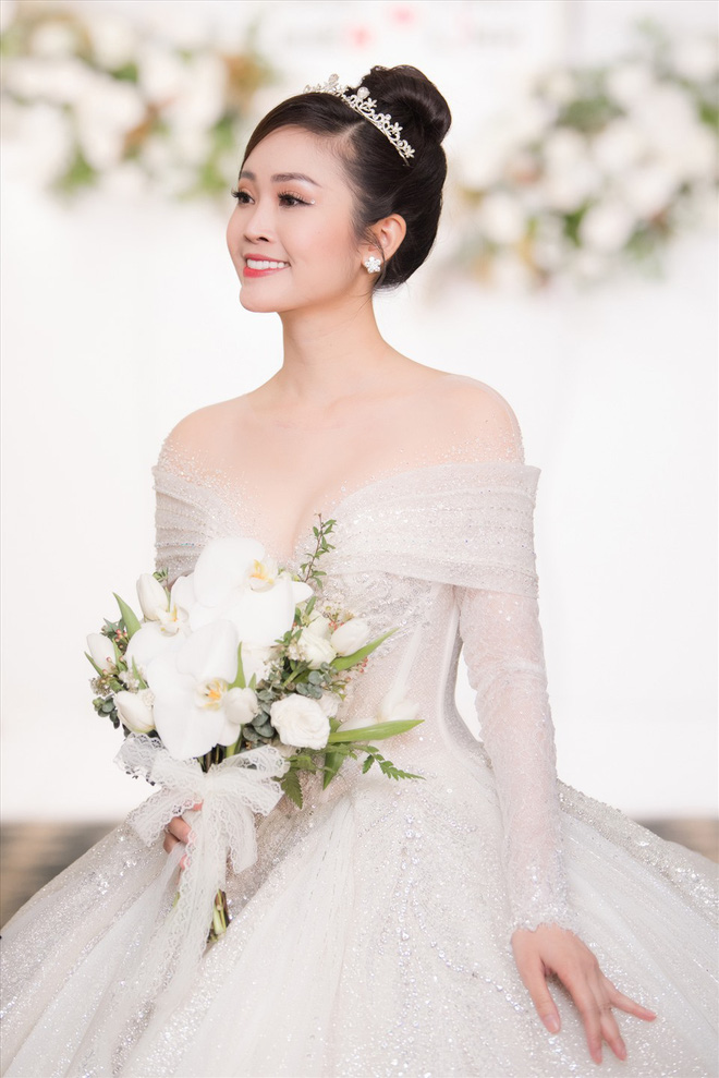 Chiếc váy cưới của Thuỳ Linh trong đêm tiệc mới thật sự đáng chú ý. Một bộ váy trễ vai vừa gợi cảm vừa hiện đại khiến cô nàng như nàng công chúa bước ra từ truyện cổ tích. 