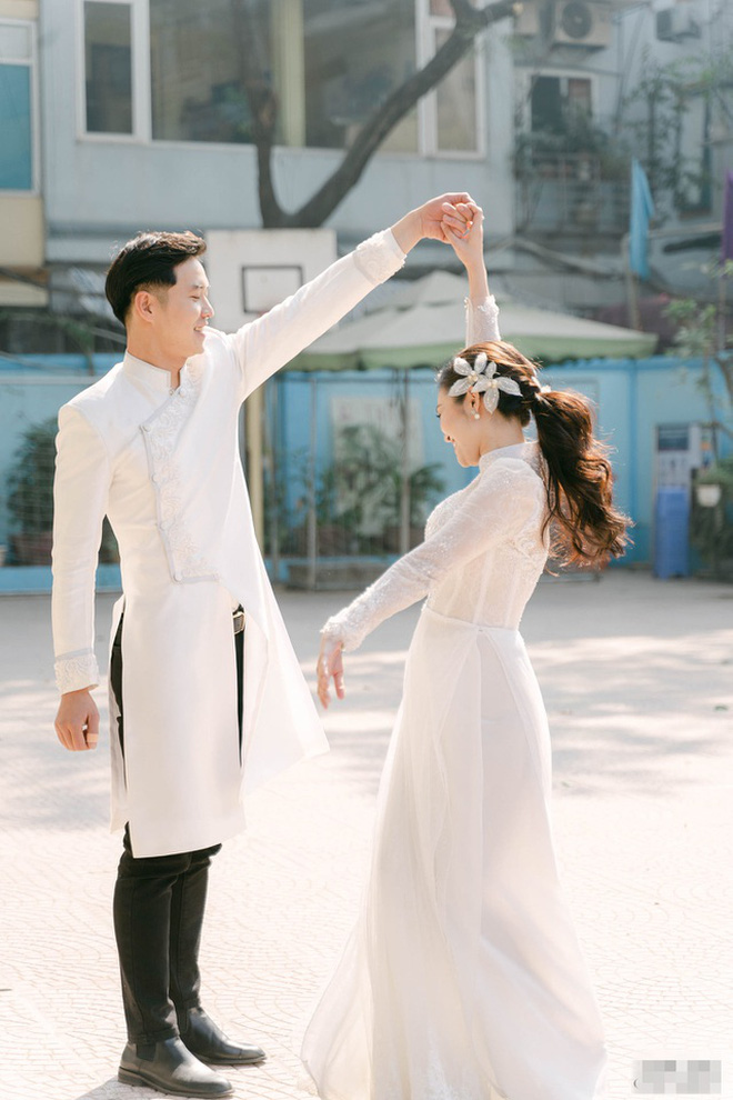 MC Thuỳ Linh chọn áo dài trắng tinh khôi trong ngày cưới. Chiếc áo dài đơn giản khiến nhiều người liên tưởng đến một cô nàng nữ sinh trung học.