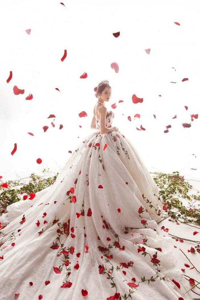Địch Lệ Nhiệt Ba lộng lẫy với chiếc đầm đầy hoa hồng của G&G.