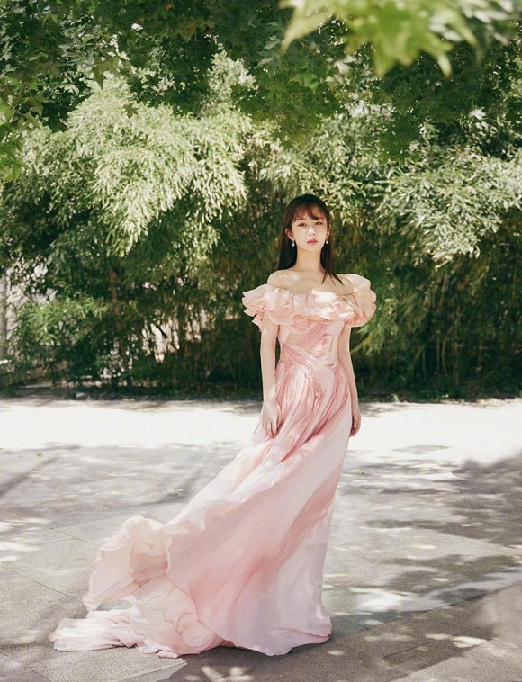 Thiết kế váy công chúa trễ vai với những đường vải tạo hình mềm mại được Dương Tử diện khi tham dự sự kiện là thiết kế nằm trong BST Thu Đông 2020 của NTK Công Trí.