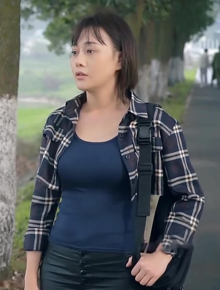 Nam là hình tượng khác biệt nhất mà nữ diễn viên Phương Oanh từng thủ vai. Cô nàng đã phải cắt tóc ngắn, tăng cân để vào vai nữ chính cá tính.