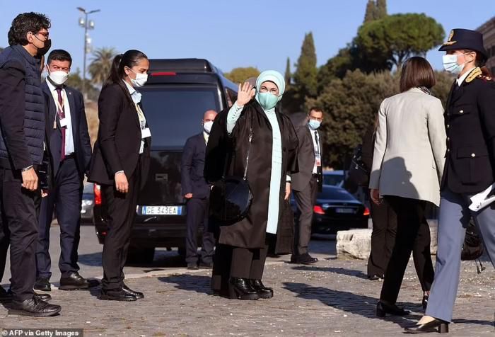 Bà Emine Erdogan - Phu nhân Tổng thống Thổ Nhĩ Kỳ trung thành với phong cách kín đáo, nền nã với khăn trùm đầu màu xanh da trời.