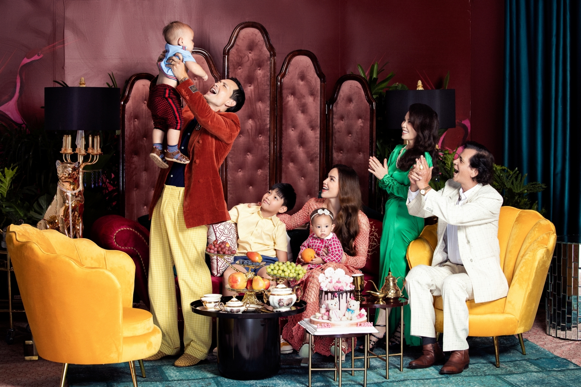 Kim Lý lần đầu tiên sặc sỡ với những gam màu nổi bật, chụp ảnh cùng vợ và các con.