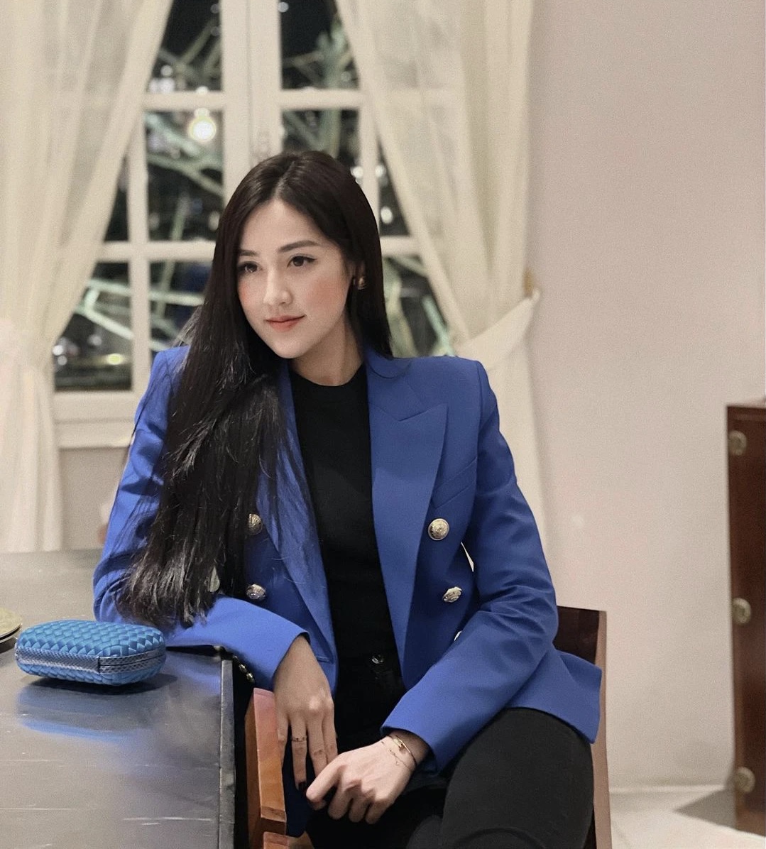 Á hậu Dương Tú Anh khoác áo blazer xanh coban cho set đồ màu đen, mang đến vẻ ngoài rạng rỡ, khí chất chuẩn tổng tài.