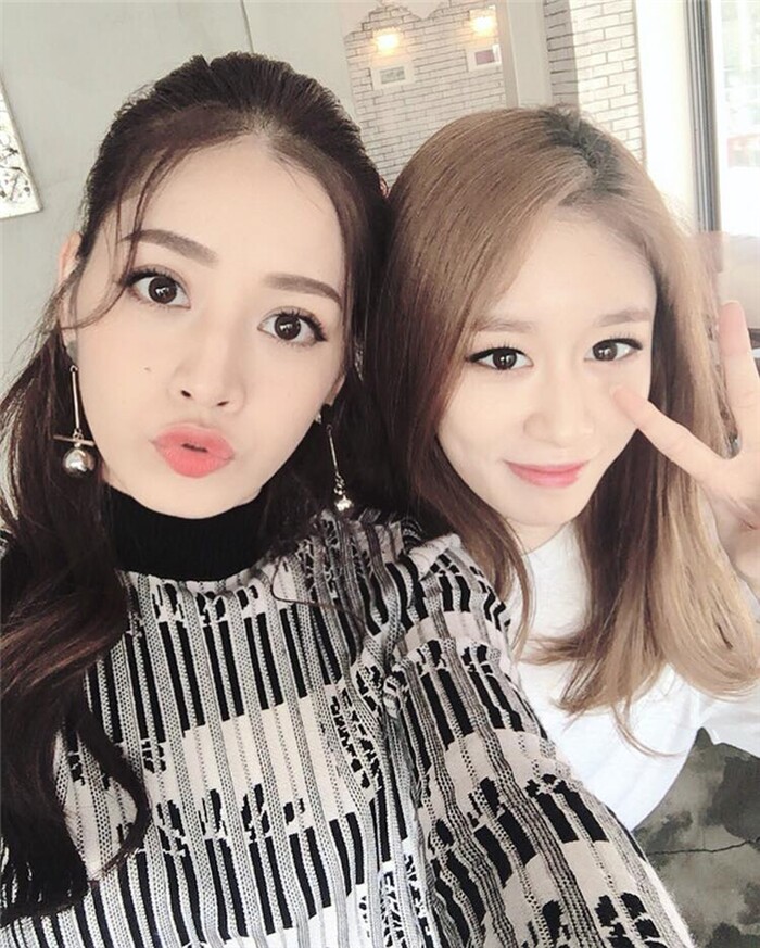 Chi Pu selfie cùng Jiyeon vào năm 2016, cả hai cô gái đều được khen ngợi xinh đẹp khi đứng cạnh nhau.