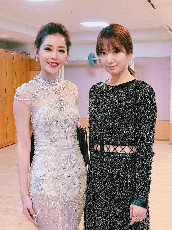 Khoảnh khắc Chi Pu cùng Park Shin Hye lộng lẫy với váy dạ tiệc phía sau hậu trường 'Asia Artist Awards'.
