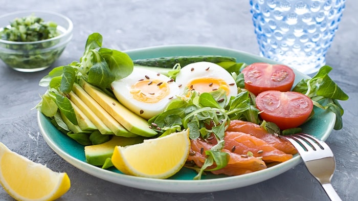 Luộc trứng gà, bổ đôi ăn cùng với rau xanh và một ít sốt trái cây, bạn sẽ có ngay món salad ngon miệng mà vẫn tốt cho sức khỏe.