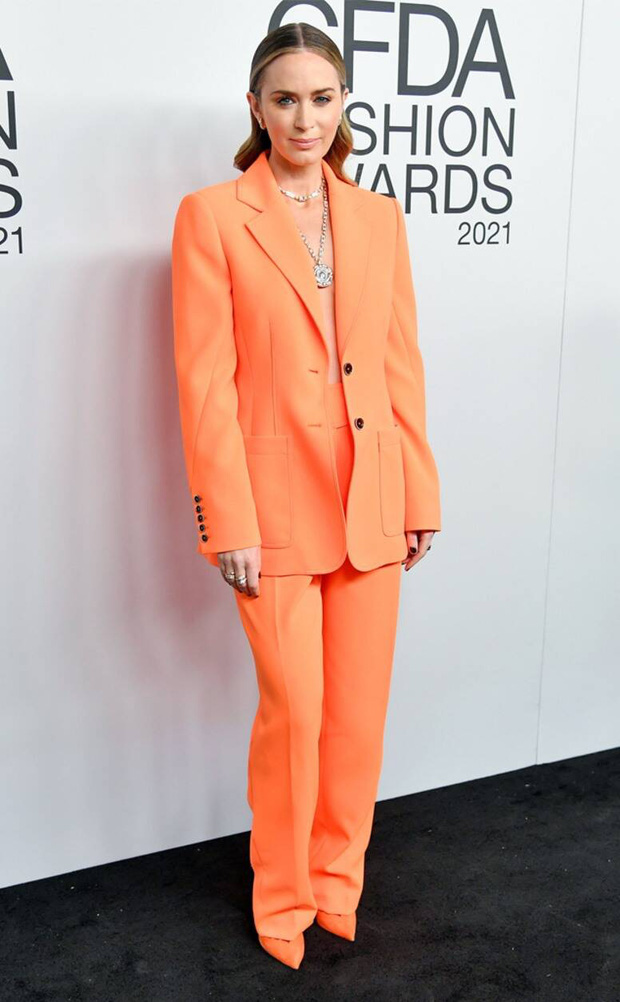 Emily Blunt diện blazer không nội y, nữ diễn viên chọn tông cam neon nổi bật.