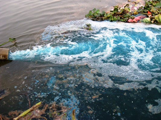 Lượng chất độc thải ra từ nhà máy nhuộm vải hóa học.