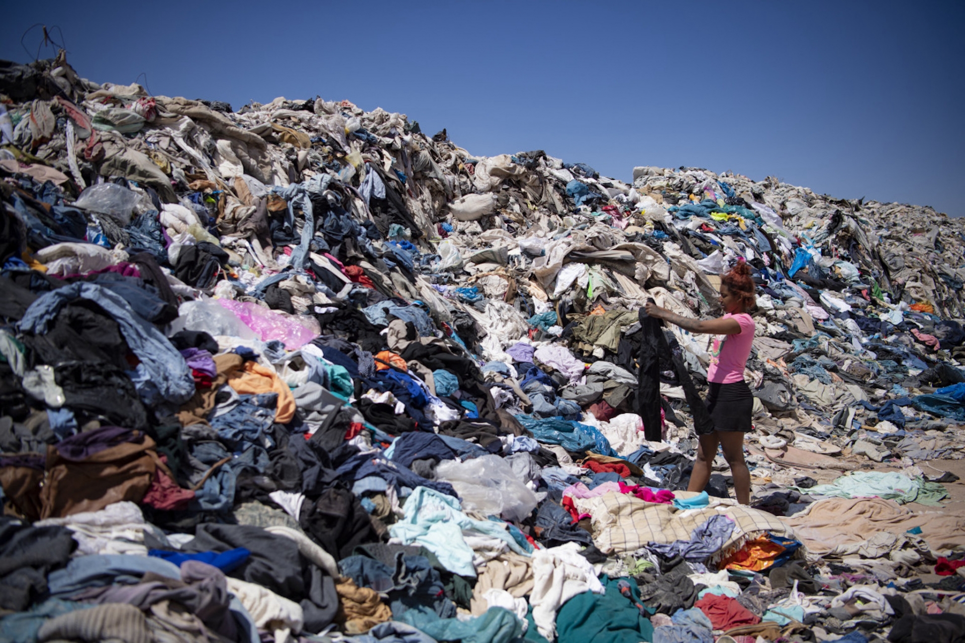 Bãi rác quần áo khổng lồ, không thể tiêu huỷ.