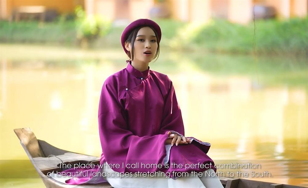 Không chỉ mang niềm tự hào là con người Việt Nam, Đỗ Thị Hà còn chia sẻ với bạn bè quốc tế về vùng đất Thanh Hoá. Đó chính là lý do cô nàng chọn áo dài ngũ thân cho hình ảnh trang phục dân tộc.