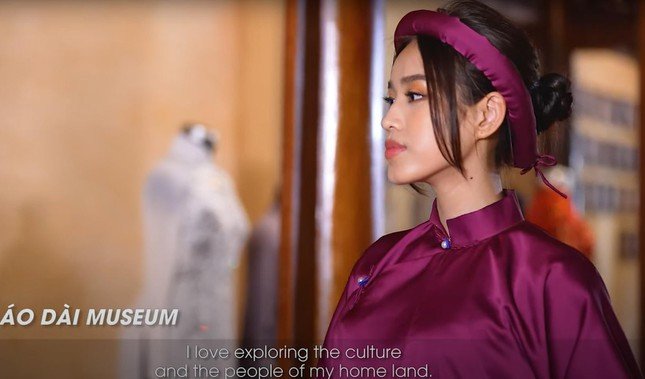 Phối với áo dài là mấn đội đầu, Đỗ Thị Hà chọn kiểu tóc búi cao, thả mái 'râu tôm' vừa thanh thoát vừa nữ tính, nêu bật vẻ đẹp của người phụ nữ Việt.