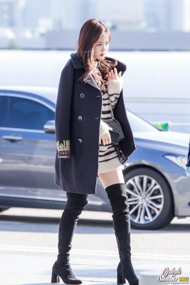 Na Eun (Apink) phối boots dài với váy đầm len ôm dáng. Nữ ca sĩ phối cùng áo khoác dài, khoác trên vai thời thượng.
