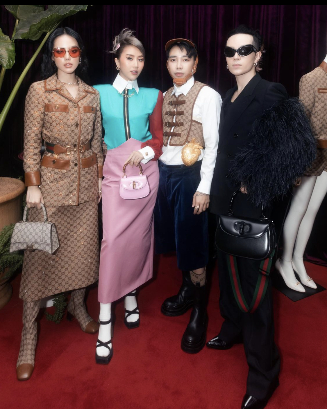 Các tên tuổi nổi tiếng trong làng thời trang Việt cùng quy tụ trong một khung hình. Từ trái sang phải là Khánh Linh, Quỳnh Anh Shyn, Hoàng Ku, Kelbin Lei.