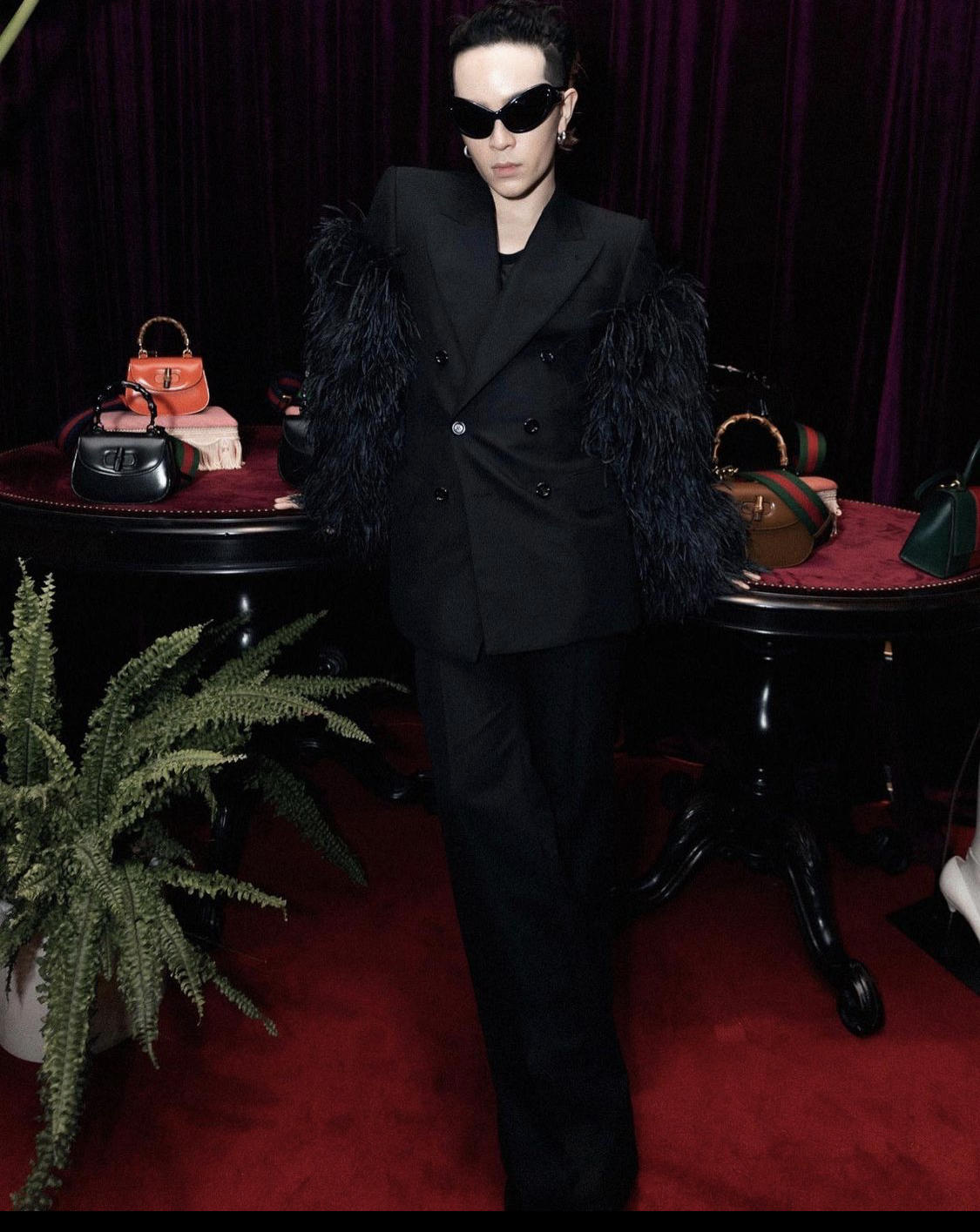 Kelbin Lei vẫn trung thành với thời trang phi giới tính, stylist sinh năm 1990 diện suit đen phối lông ở tay áo 'chanh sả'.