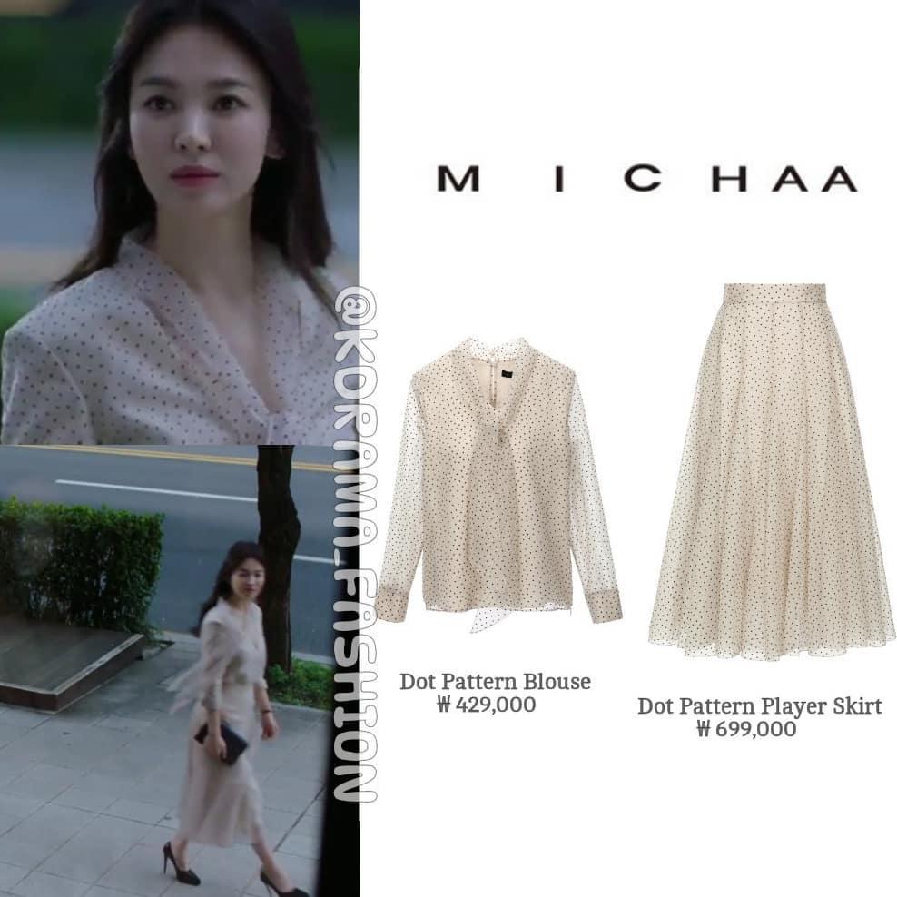 Set đầm gồm áo blouse và chân váy chấm bi của thương hiệu Michaa Hàn Quốc có giá hơn 20 triệu đồng. 