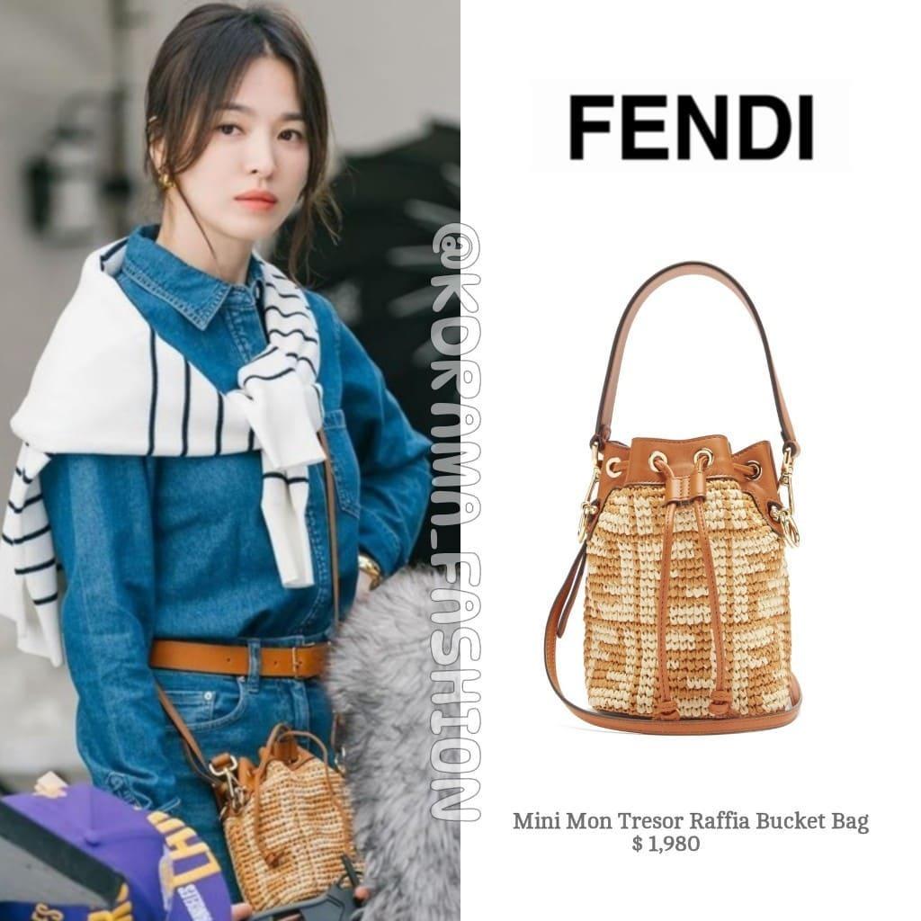 Phối set đồ denim-on-denim với túi Fendi đan len, khoác áo kẻ sọc trên vai; Tuy sặc 'mùi tiền' nhưng phong cách này đã quá lỗi thời so với một trưởng nhóm thiết kế?