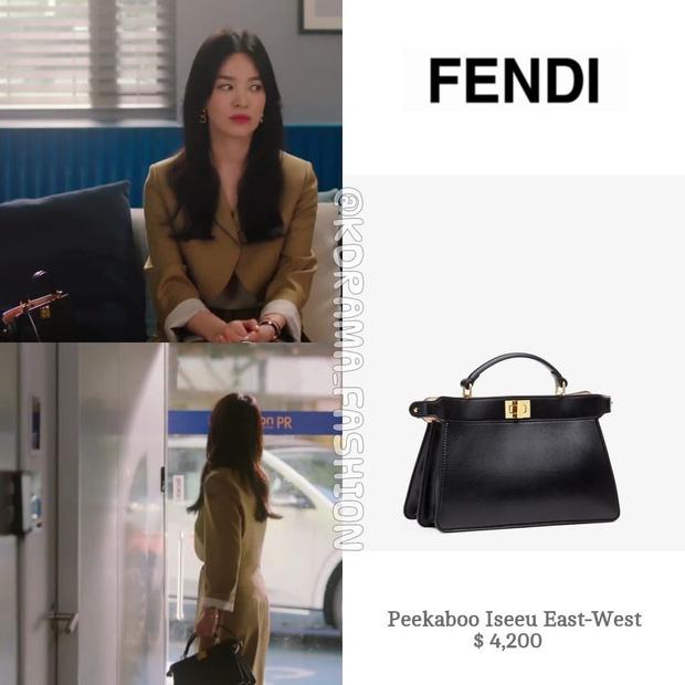 Mẫu túi Fendi Peekaboo Mini Size với giá gần 95 triệu đồng được Song Hye Kyo phối cùng set đồ basic màu nâu sang trọng.