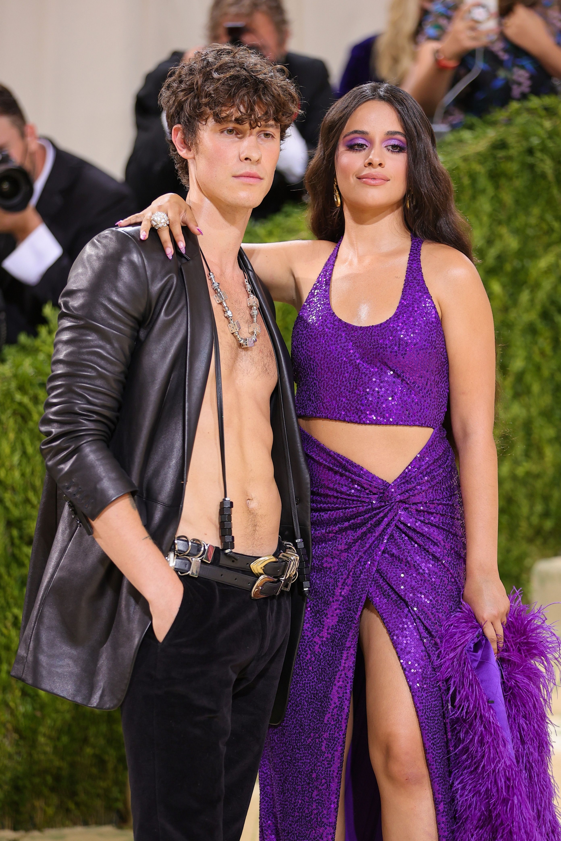 Cùng nhau xuất hiện tại Met Gala 2021, Shawn Mendes vẫn trung thành với phong cách quyến rũ với mốt thả cúc áo khoe múi, Camila kiêu kỳ trong bộ váy sequin tím đính lông ấn tượng.