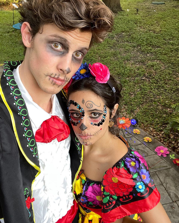 Trong lễ Halloween vừa tháng trước, cặp đôi còn vui vẻ hoá trang thành các nhân vật trong bộ phim Coco mô phỏng theo văn hoá Mexico. Chính vì vậy, lời công bố quá đổi bất ngờ của Shawn Mendes khiến nhiều người không khỏi bất ngờ.