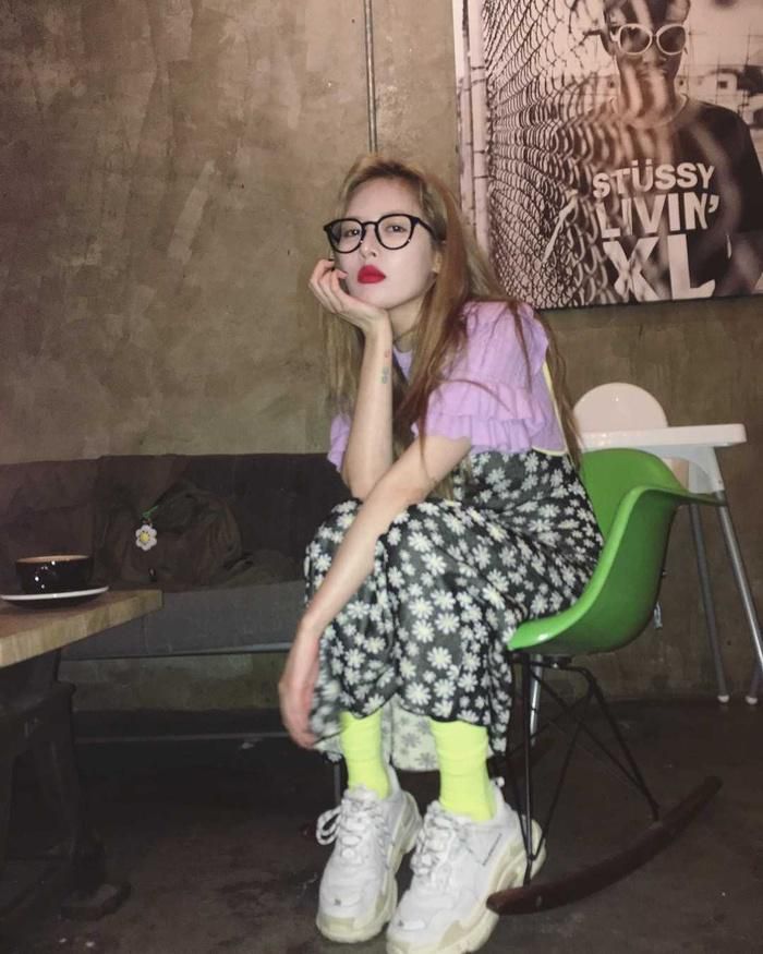 Hyuna chọn vớ màu xanh neon để tạo sự đối lập với set đầm hoa nhí nữ tính. Tổng thể mang đến cảm giác vừa nhẹ nhàng vừa trẻ trung, cá tính.