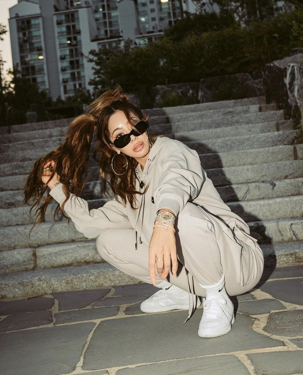 Nữ rapper Jessi giúp đôi sneakers trắng thêm nổi bật khi diện vớ ngoài ống quần khi kết hợp với set đồ màu beige.